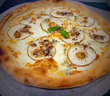 Пицца с грушей и горгонзолой