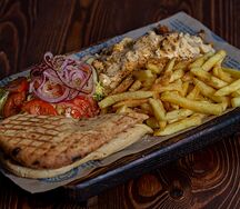 Гирос на тарелке с курицей