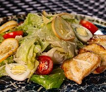 Салат Цезарь с курицей
