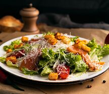 Салат Цезарь с лососем