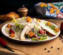 Салат Цезарь с курицей