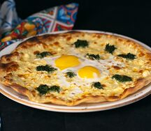 Лепешка с яйцом, шпинатом и сыром