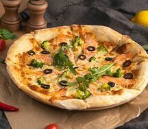 Пицца с лососем и брокколи