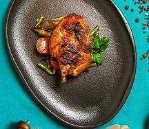 Цыпленок корнишон с вешенками и бобами
