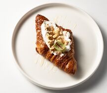 Медовый тост с сыром фета и грецким орехом