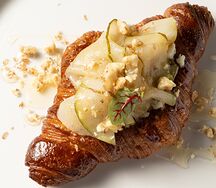 Медовый тост с горгонзолой и грушей