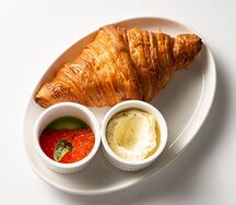 Круассан с икрой и взбитым маслом