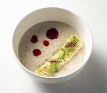 Овсяная каша с бананом и клубничным соусом