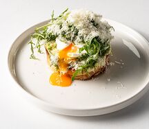 Круглый круассан с гуакамоле и яйцом пашот