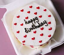 Бенто-торт на день рождения и праздник с надписью Happy birthday и сердечками