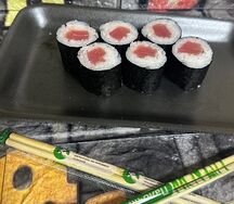 Маки лосось авокадо