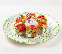 Ролл с лососем и клубникой