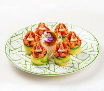 Запеченный ролл с лососем и цукини