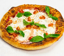 Пицца со страчателлой и томатами