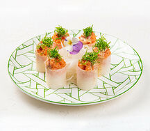 Ролл в дайконе с лососем