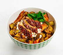 Салат с хрустящим баклажаном, угрем и страчателлой