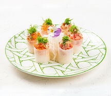 Ролл в дайконе с лососем и тунцом