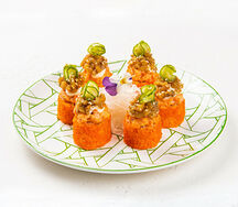 Запеченный ролл с лососем и сальсой из баклажана