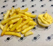 Картофель фри с сырным соусом