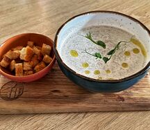 Грибной крем-суп с гренками и трюфельным маслом