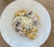 С курицей и грибами в сливочном соусе