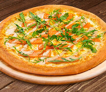 Пицца с лососем и ореховым соусом 30 см на тонком тесте