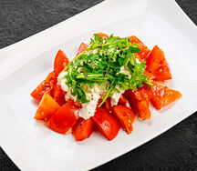 Салат с томатами, страчателлой и трюфелем