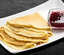 Блины с брусничным джемом