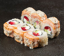 Ролл с опаленным лососем