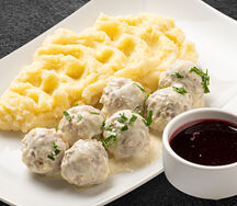 Фрикадельки с картофельным пюре и брусничным соусом