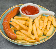 Жареная сосисочка с картофелем фри