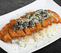 Хрустящая курочка с рисом и грибным жюльеном