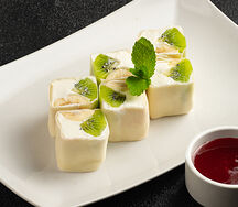 Сладкий ролл с киви и бананом