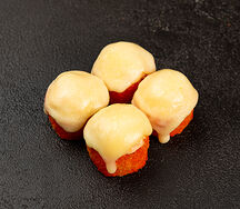 Половинка запеченного ролла с лососем под моцареллой