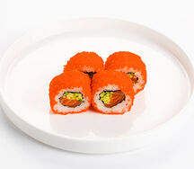 Половинка ролла Калифорния с лососем