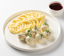 Фрикадельки с пюре и брусничным соусом