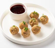 Фрикадельки с брусничным соусом