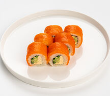 Филадельфия с лососем и соусом Том ям