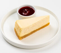 Чизкейк с брусничным соусом