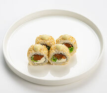 Половинка ролла с лососем и шисо соусом