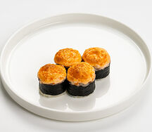 Половинка запеченного ролла Фуджи