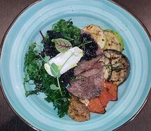 Теплый салат с телятиной и овощами гриль
