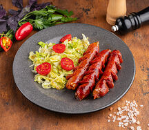 Тарелка колбасок гриль с салатом