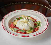 Буррата с томатами