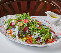 Гранд-салат из сезонных овощей и ароматных трав