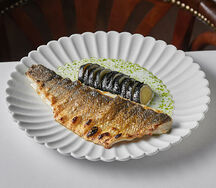 Сибас с луком конфи