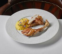 Цыпленок свободного выгула с кукурузой