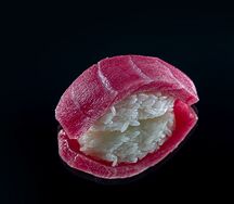 Суши с тунцом