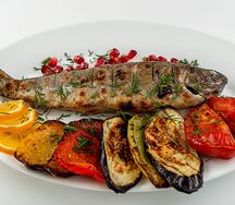Форель с овощами