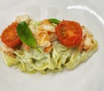 Паста с соусом песто, креветками и томатами черри